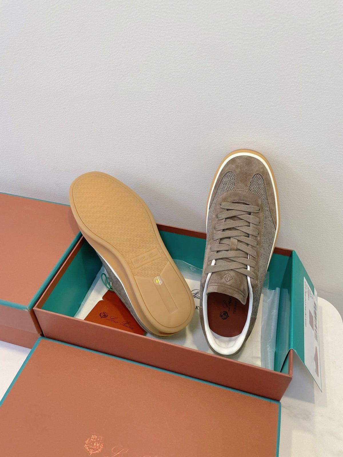 L-Sneakers
