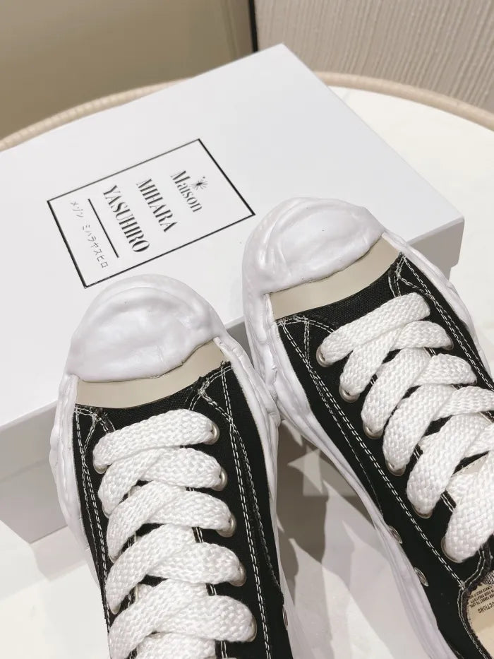 A - SNEAKERS