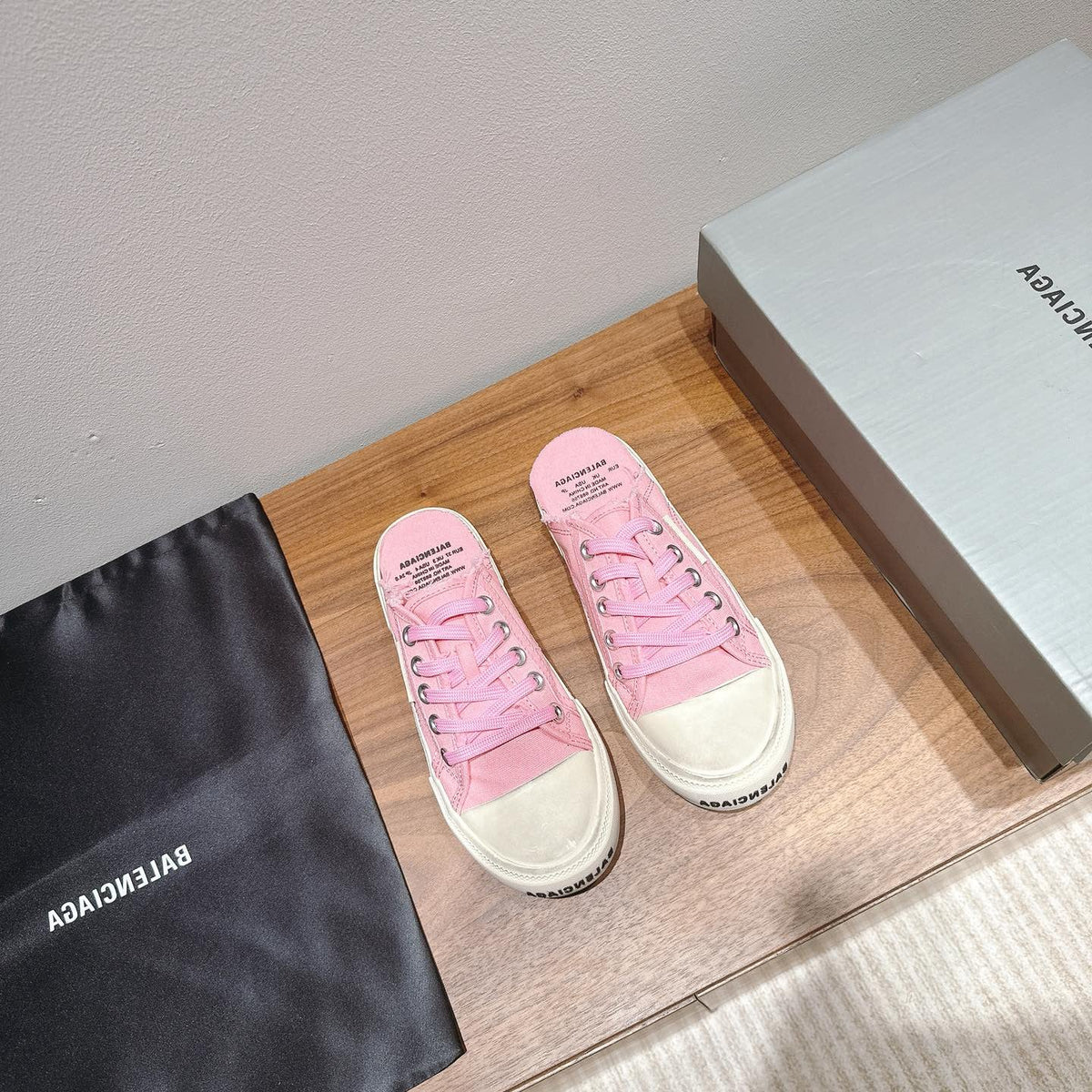 B-Sneakers