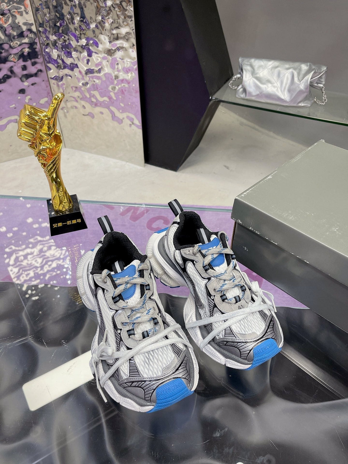 B-Sneakers