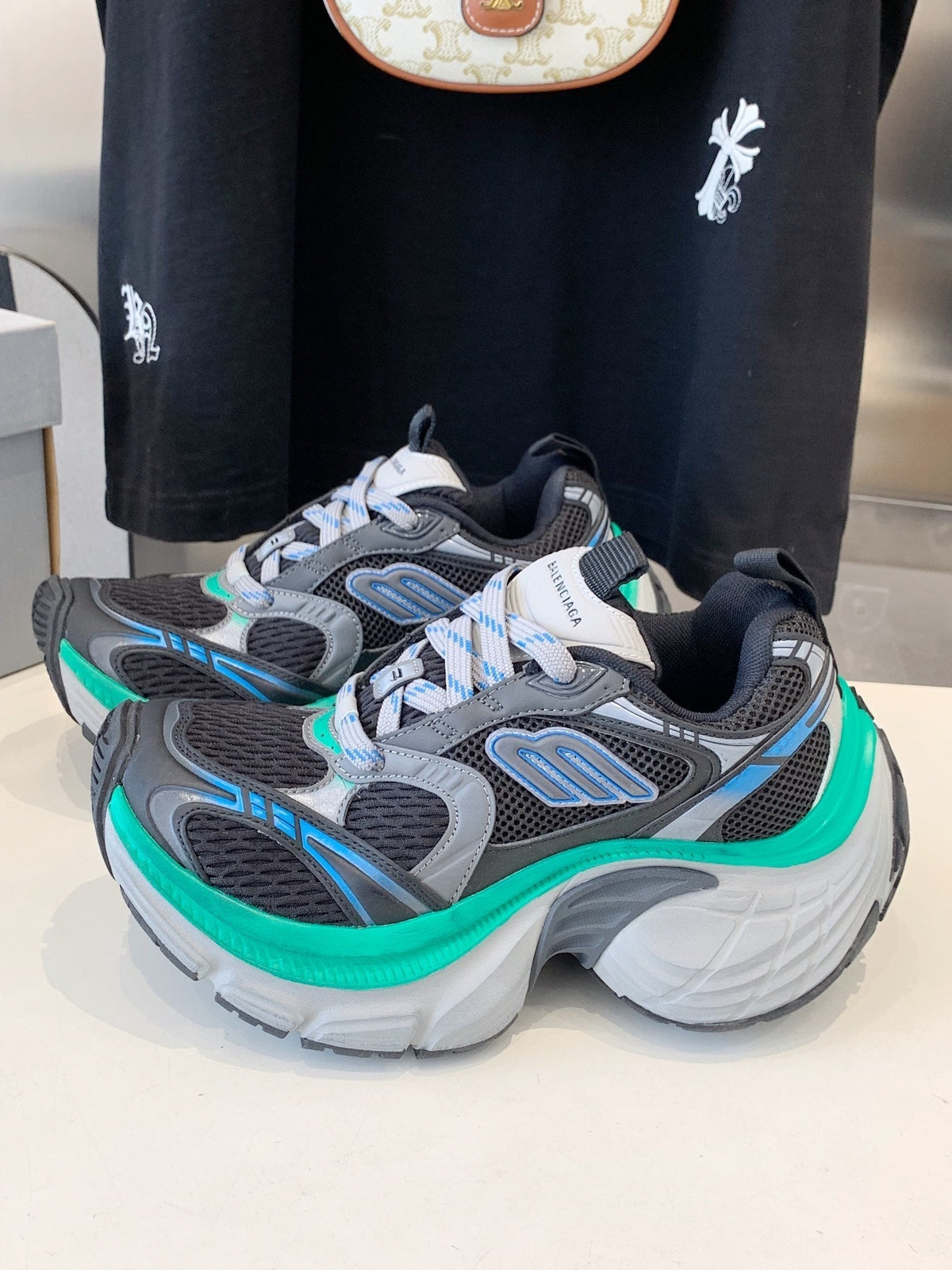 B-Sneakers