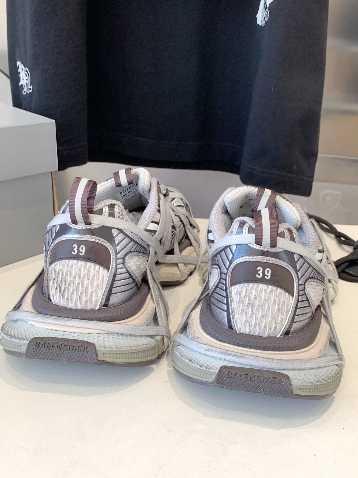 B-Sneakers