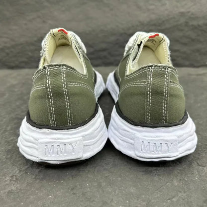 A - SNEAKERS