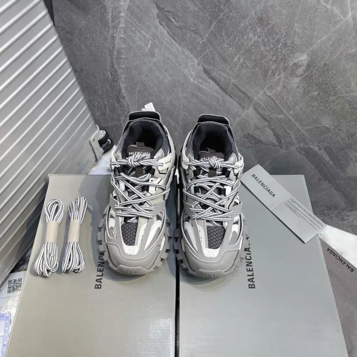 B - SNEAKERS