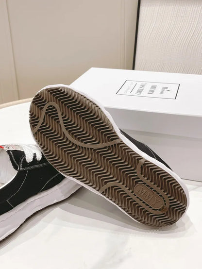 A - SNEAKERS