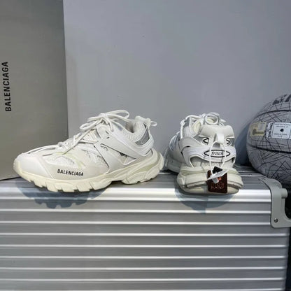 B - SNEAKERS