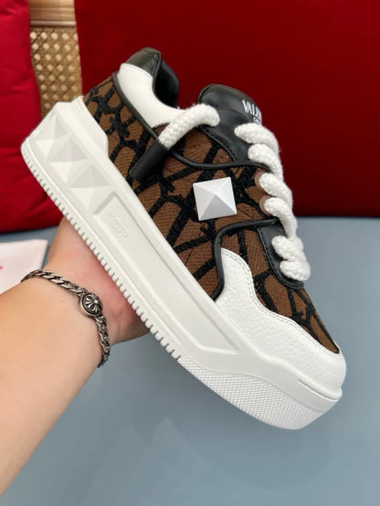 V - SNEAKERS
