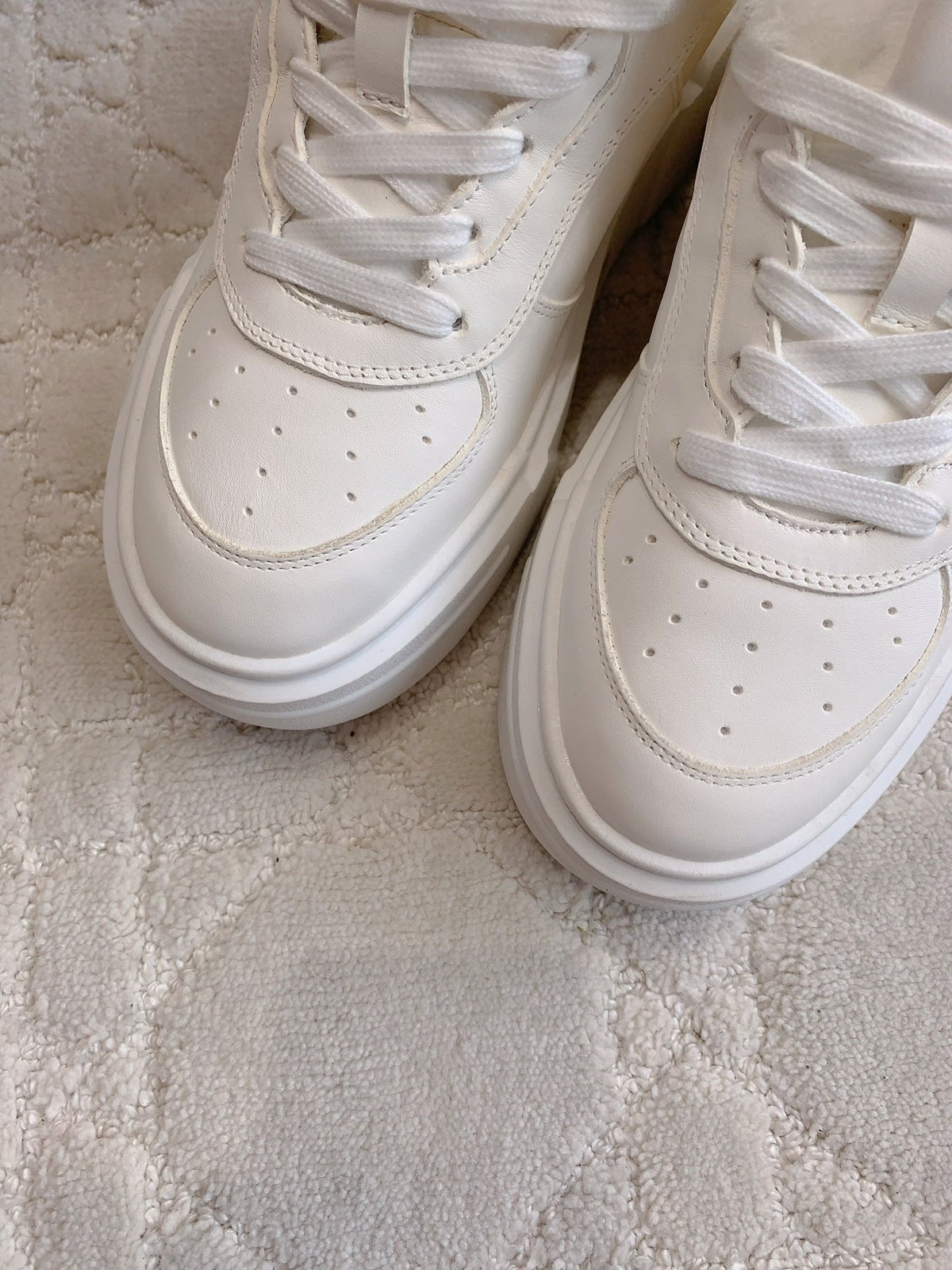 M-Sneakers