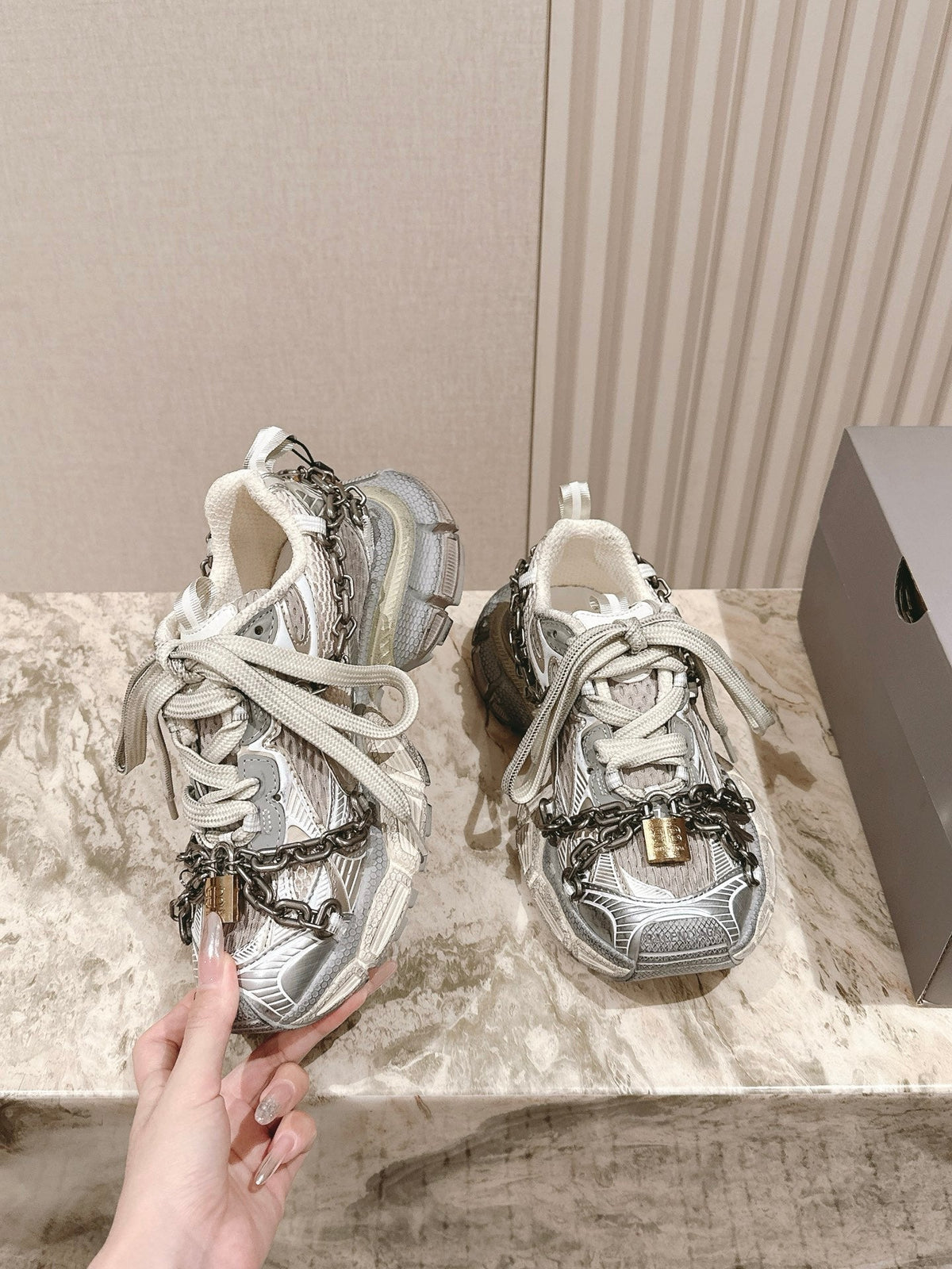 B-Sneakers