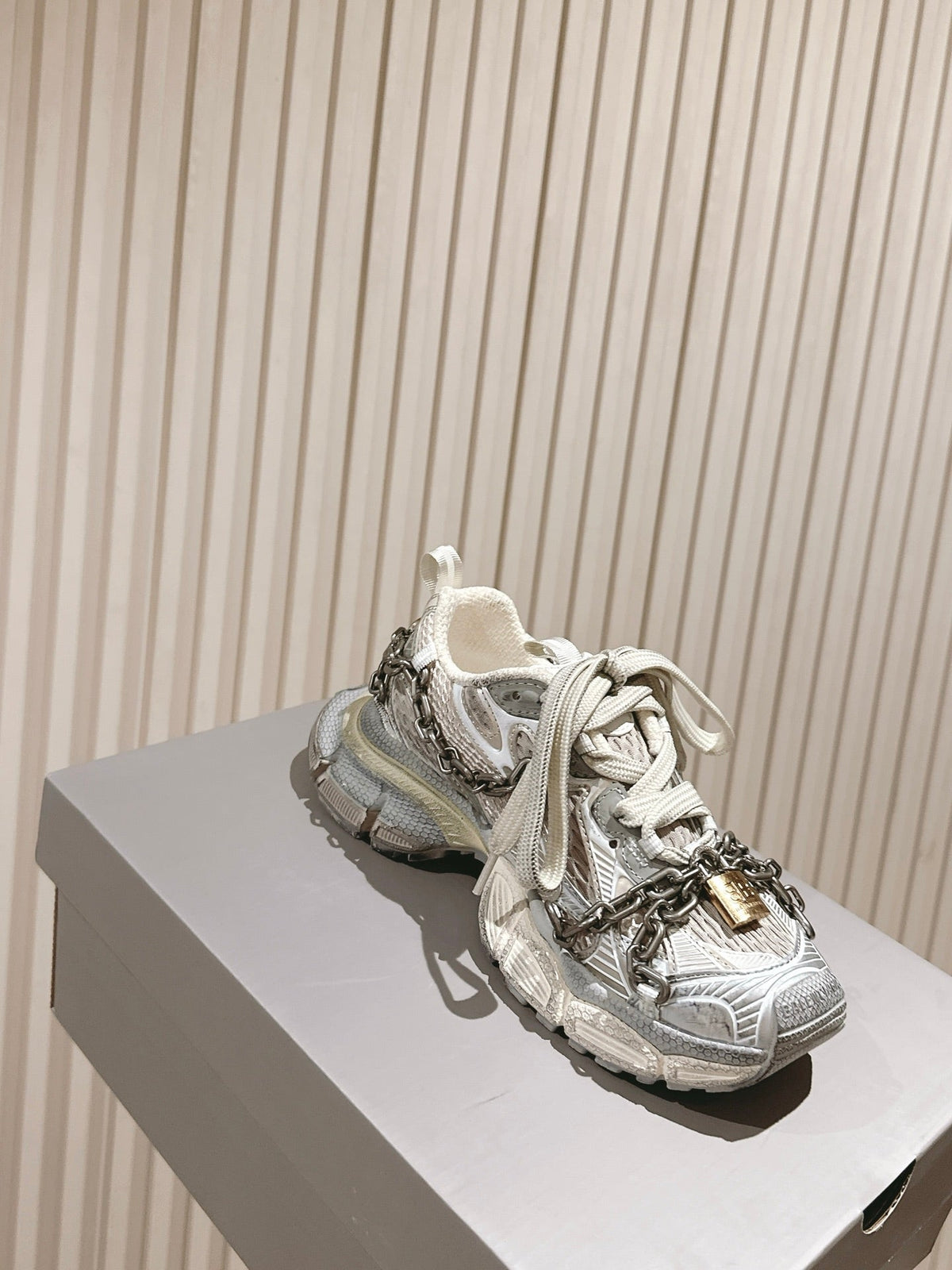 B-Sneakers