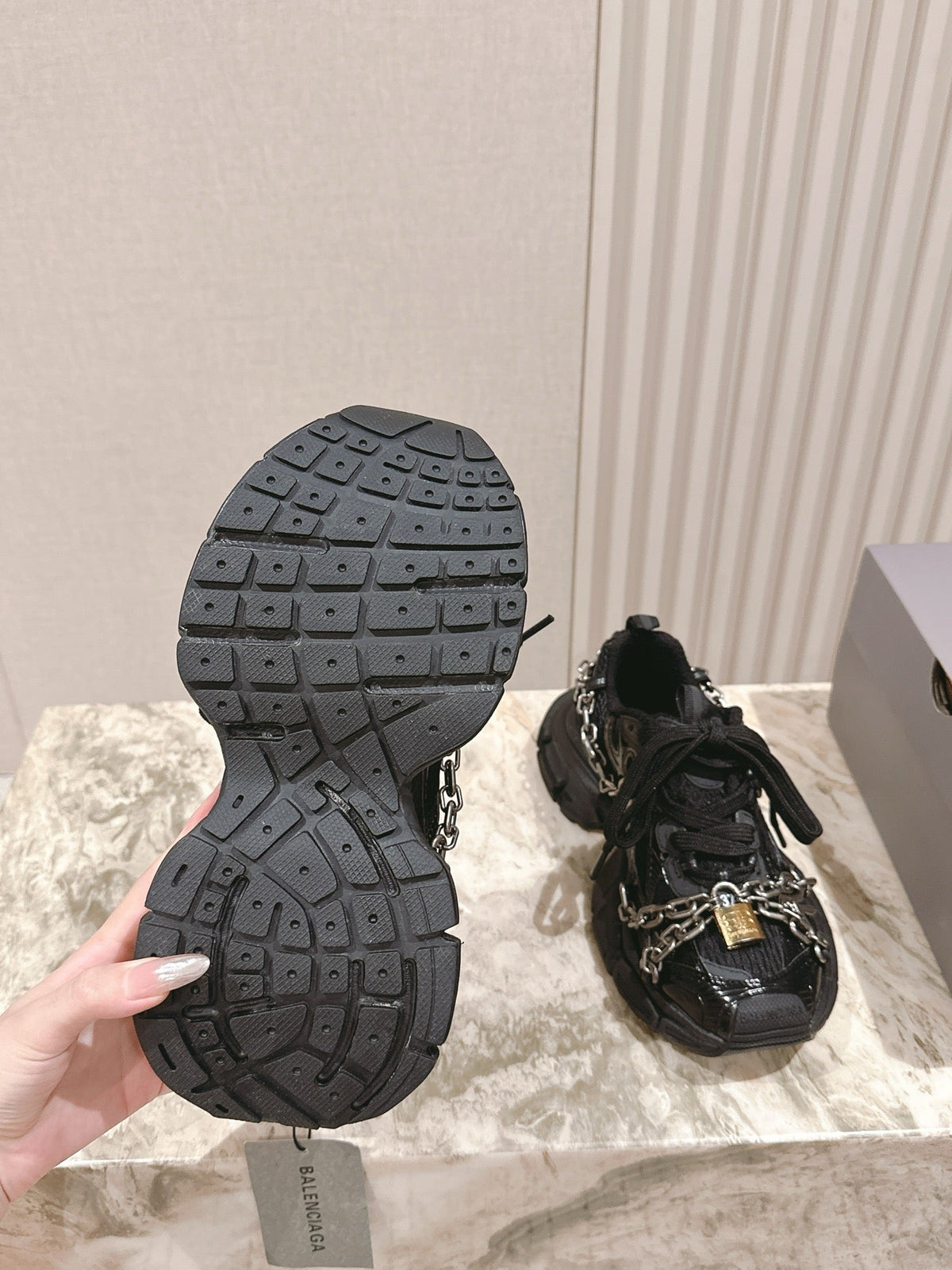 B-Sneakers