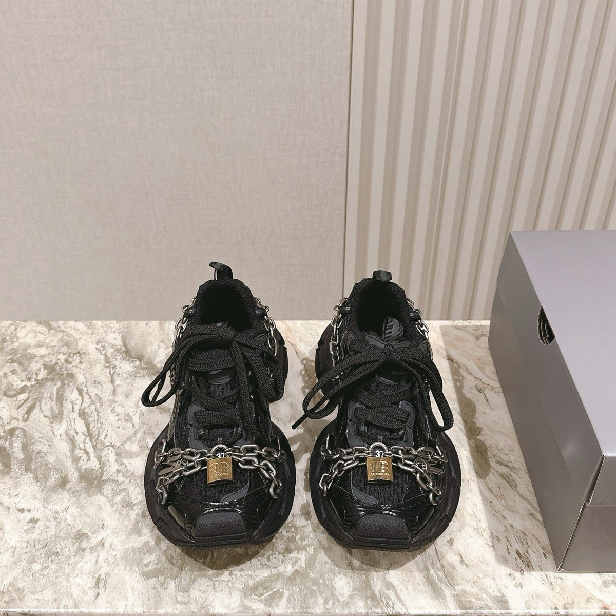 B-Sneakers