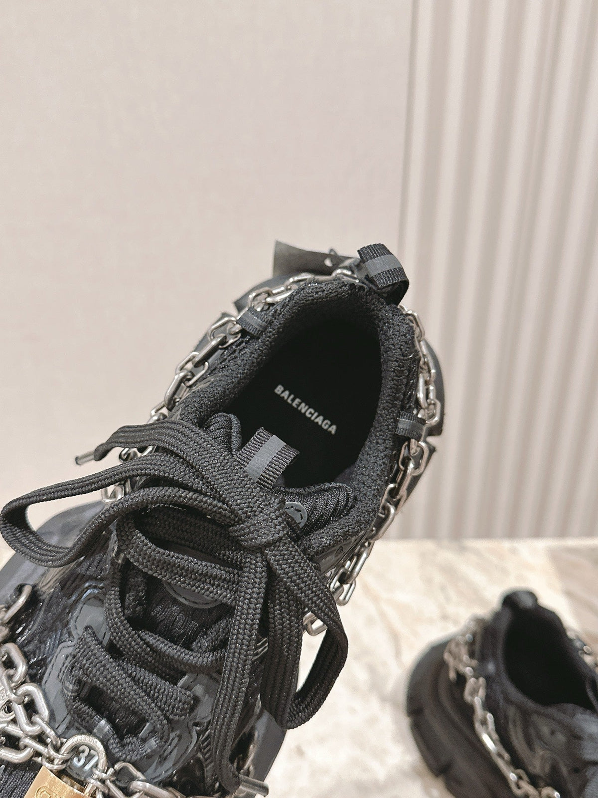 B-Sneakers