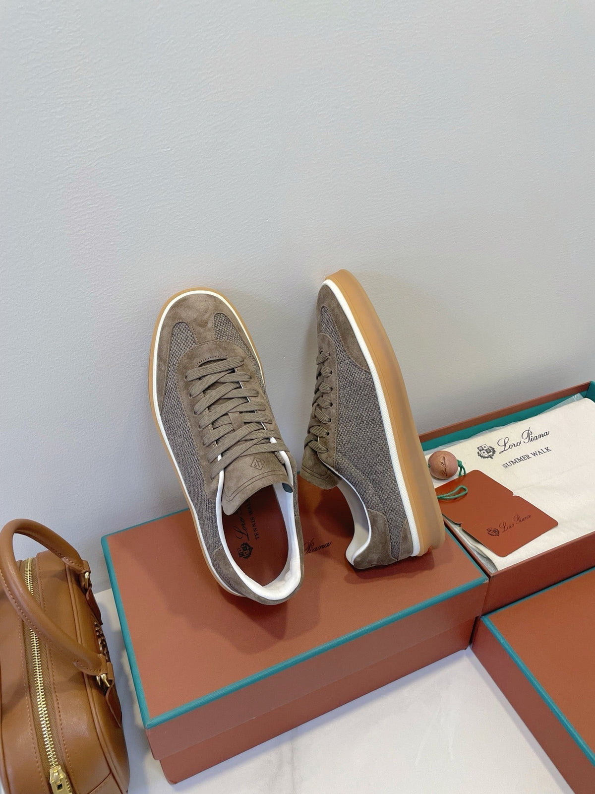 L-Sneakers