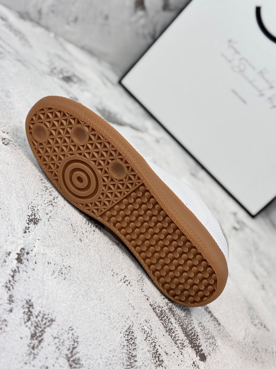 M-Sneakers
