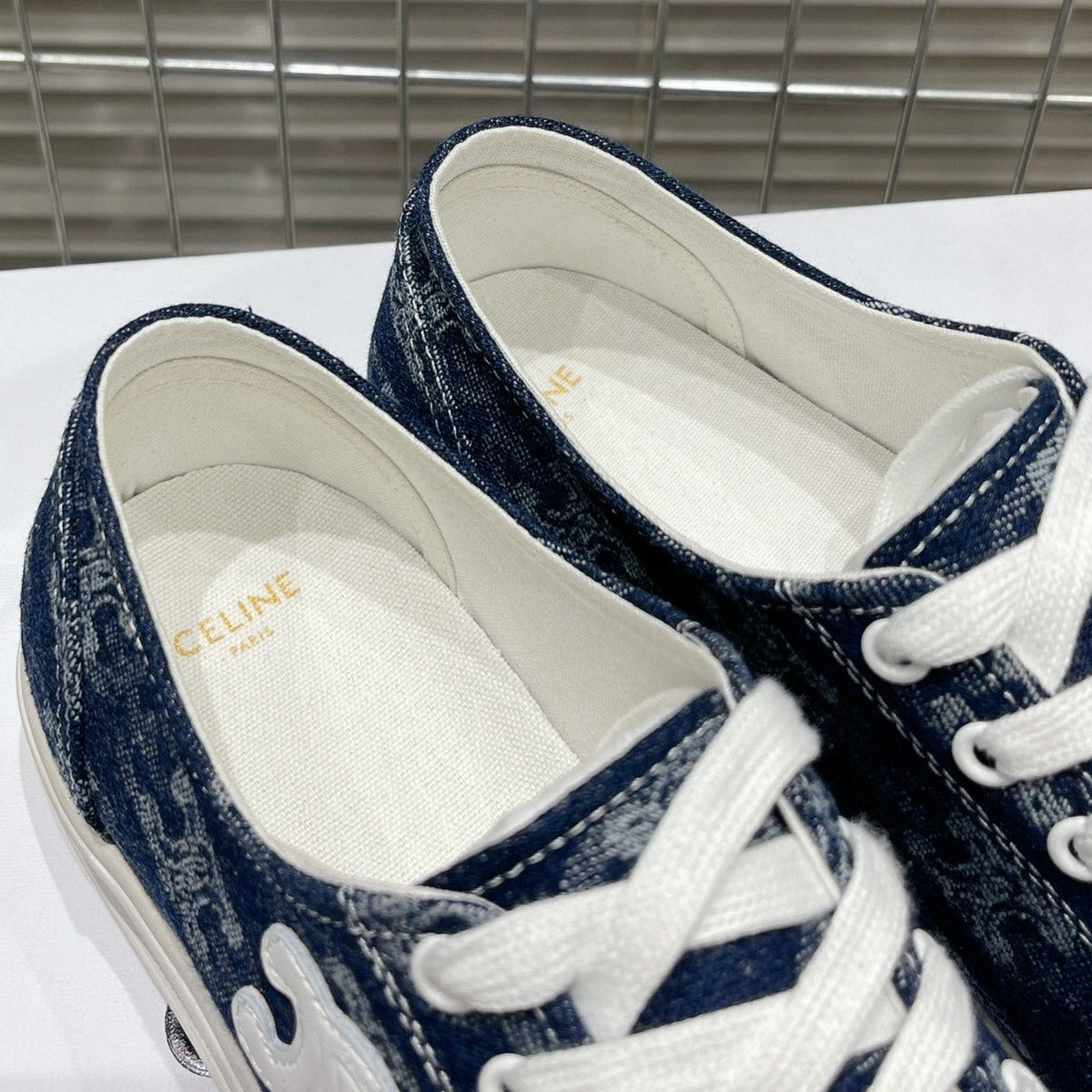 S-Sneakers