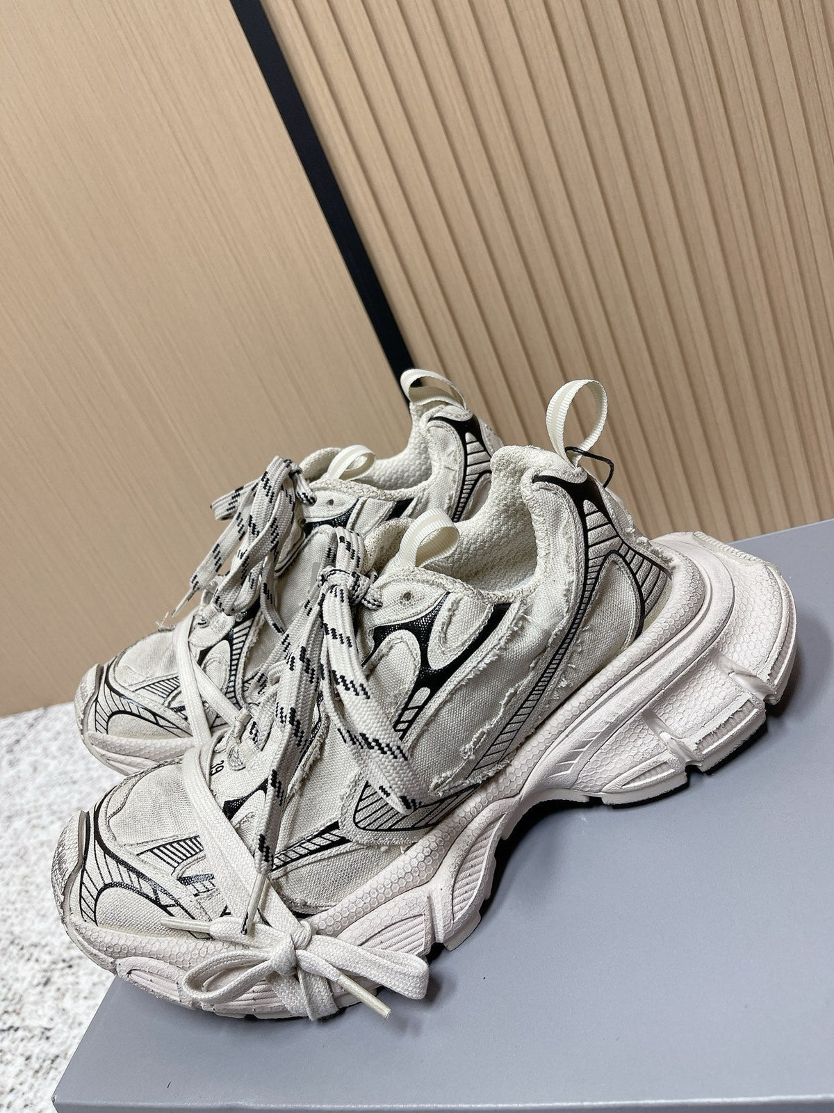B-Sneakers