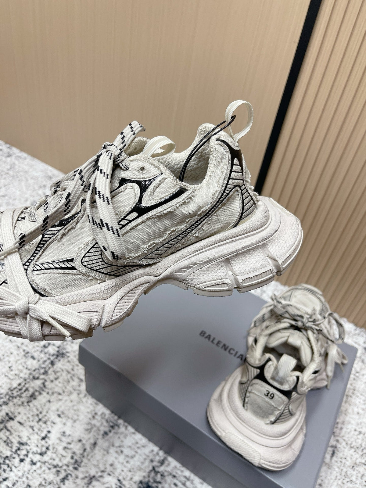B-Sneakers