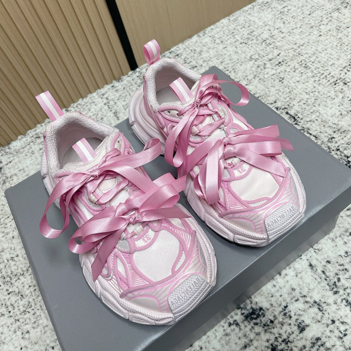 B-Sneakers
