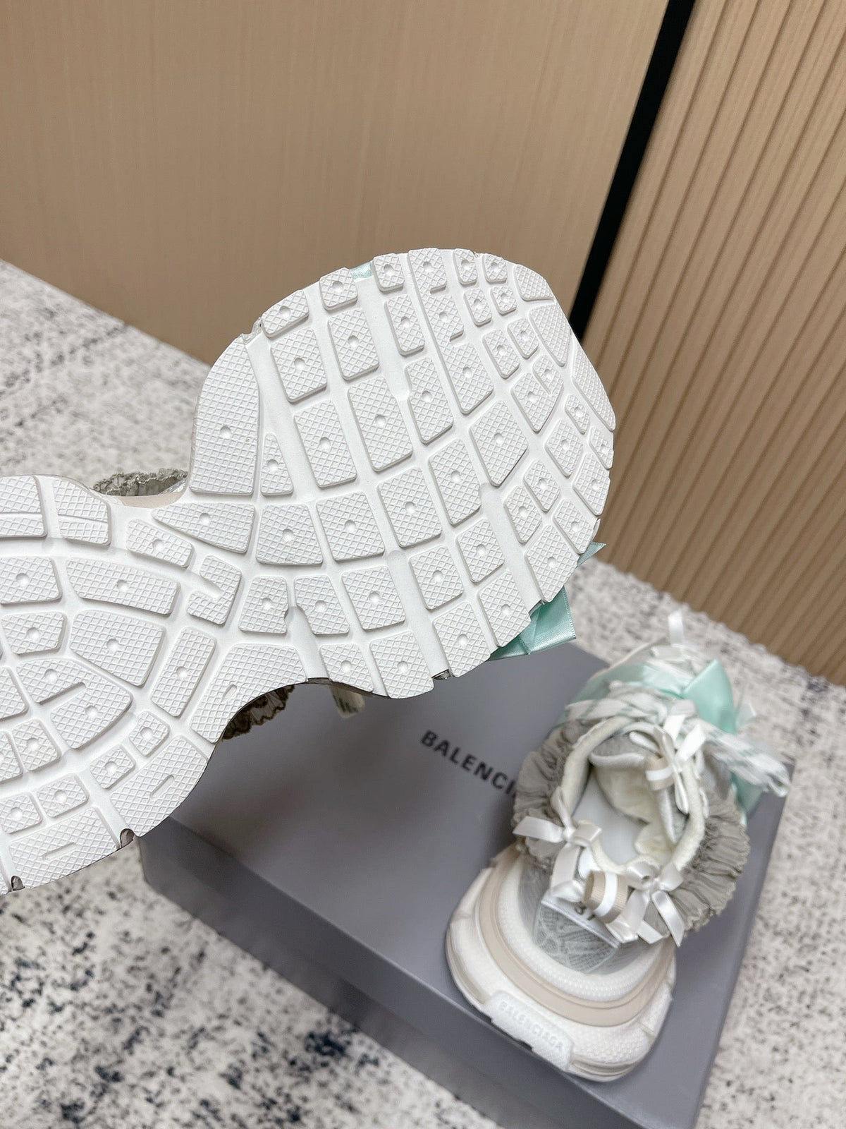 B-Sneakers