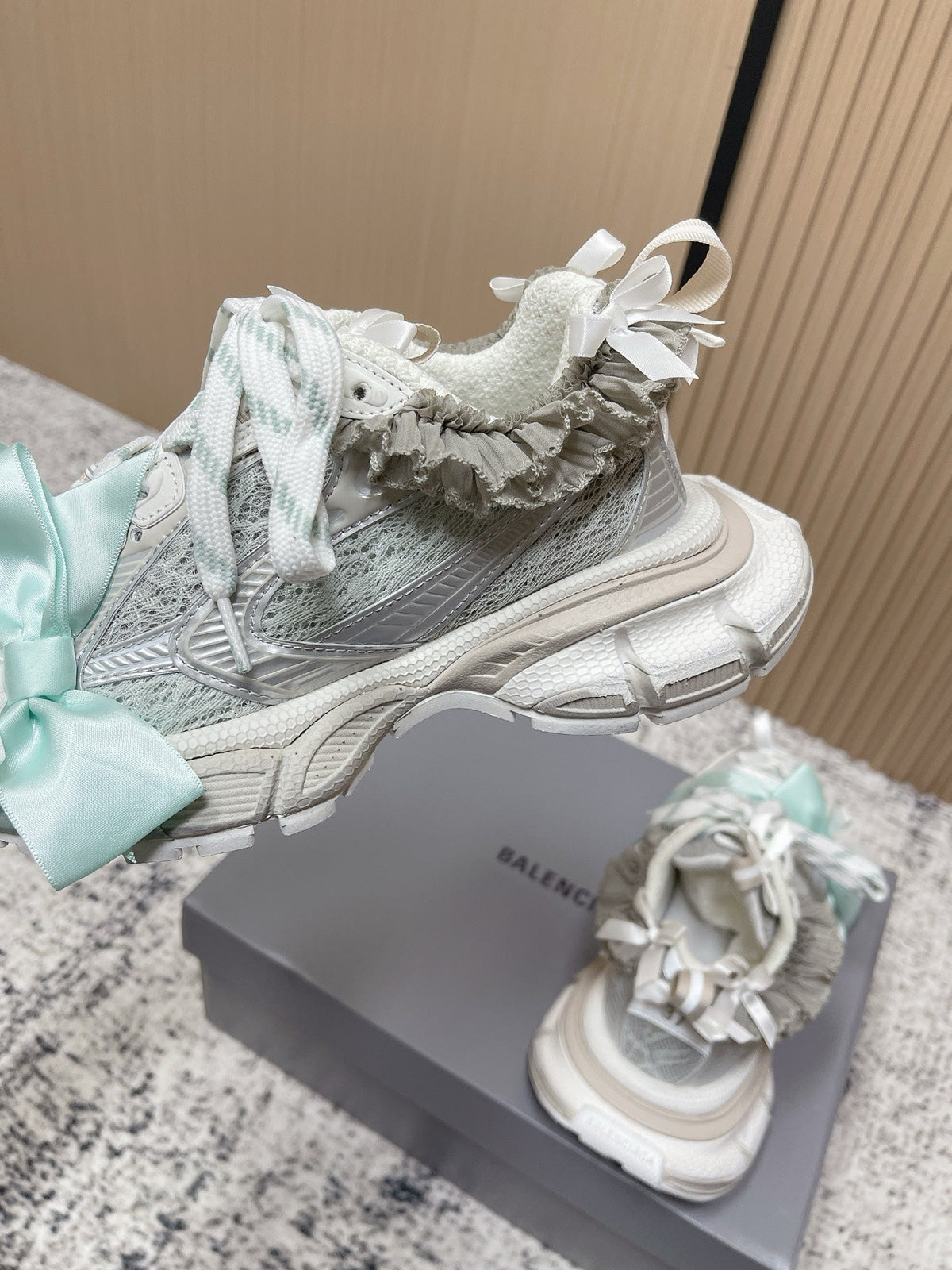 B-Sneakers