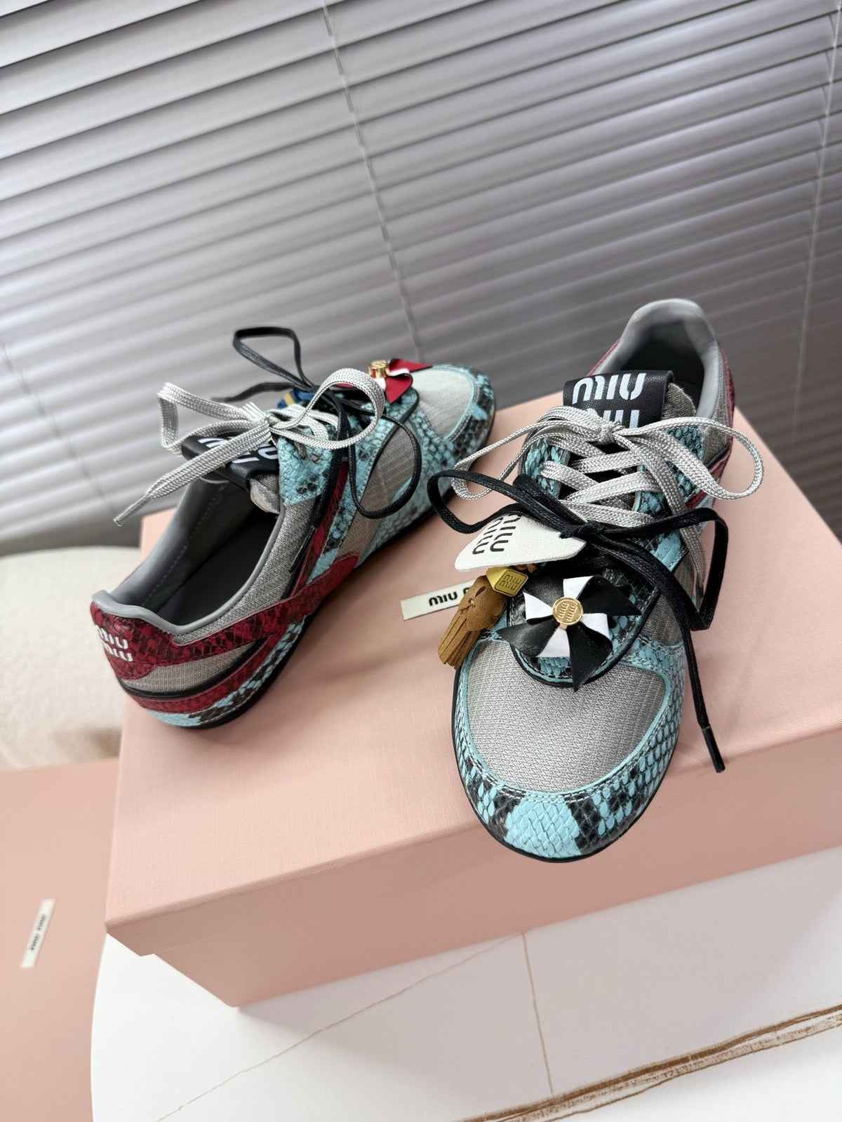 M-Sneakers