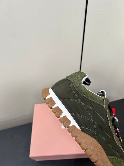 M-Sneakers