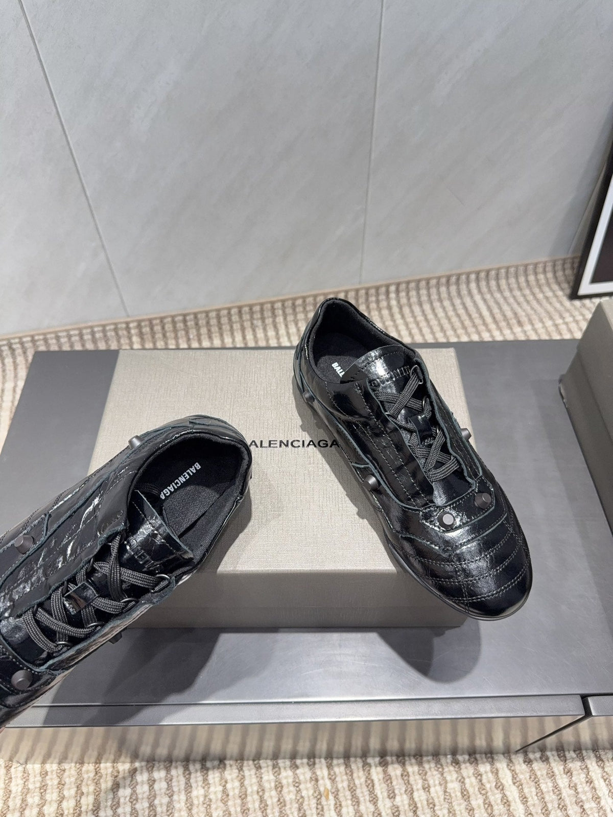 B-Sneakers