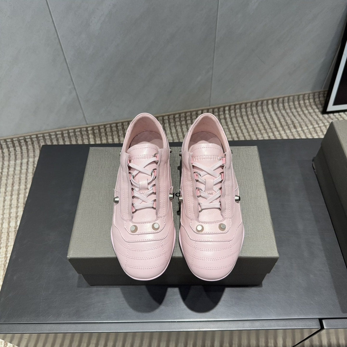 B-Sneakers