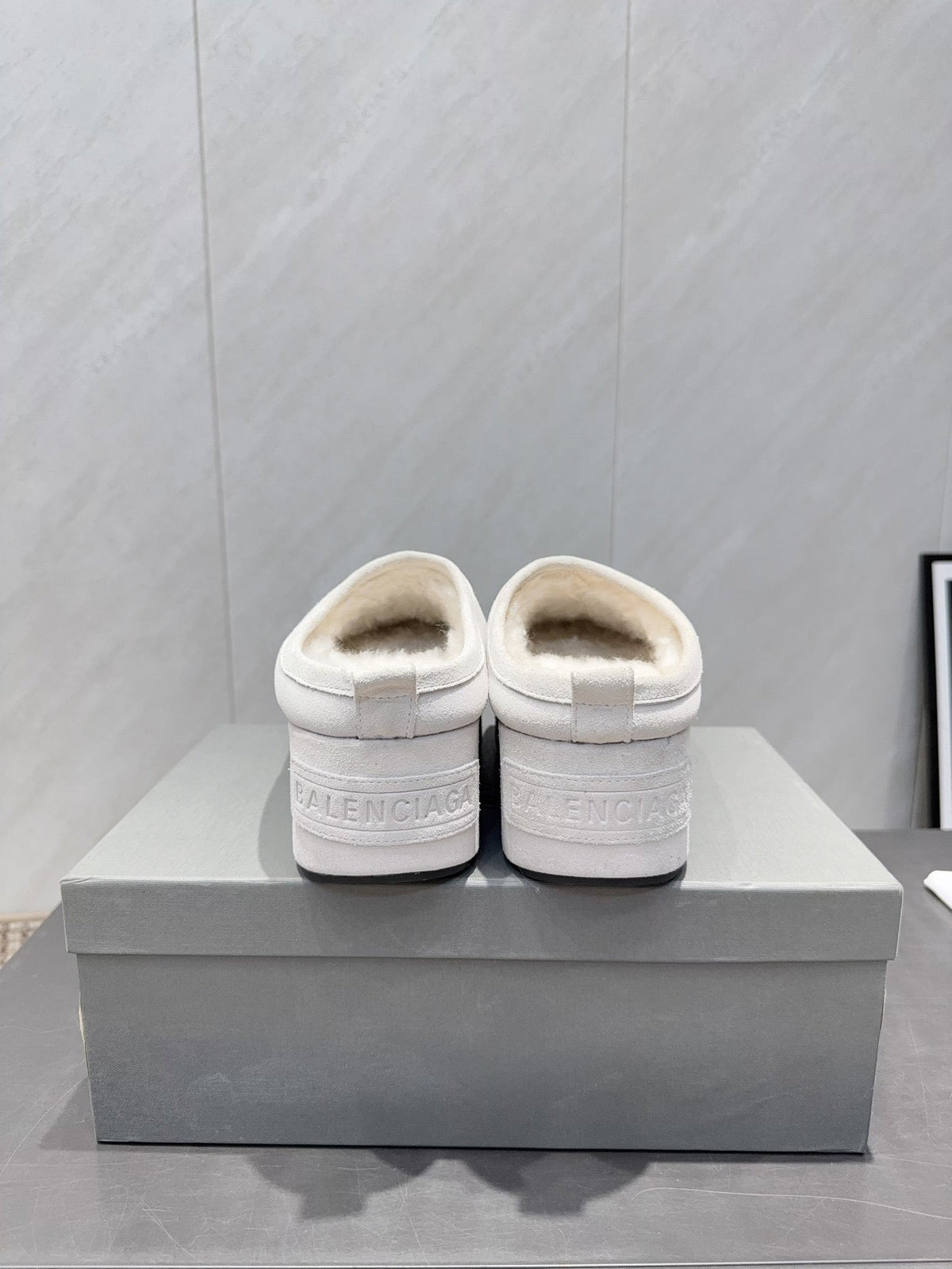 B-Sneakers