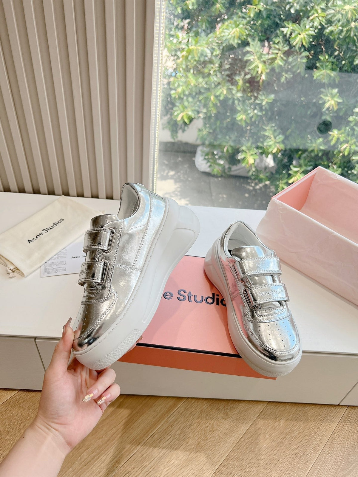 S-Sneakers