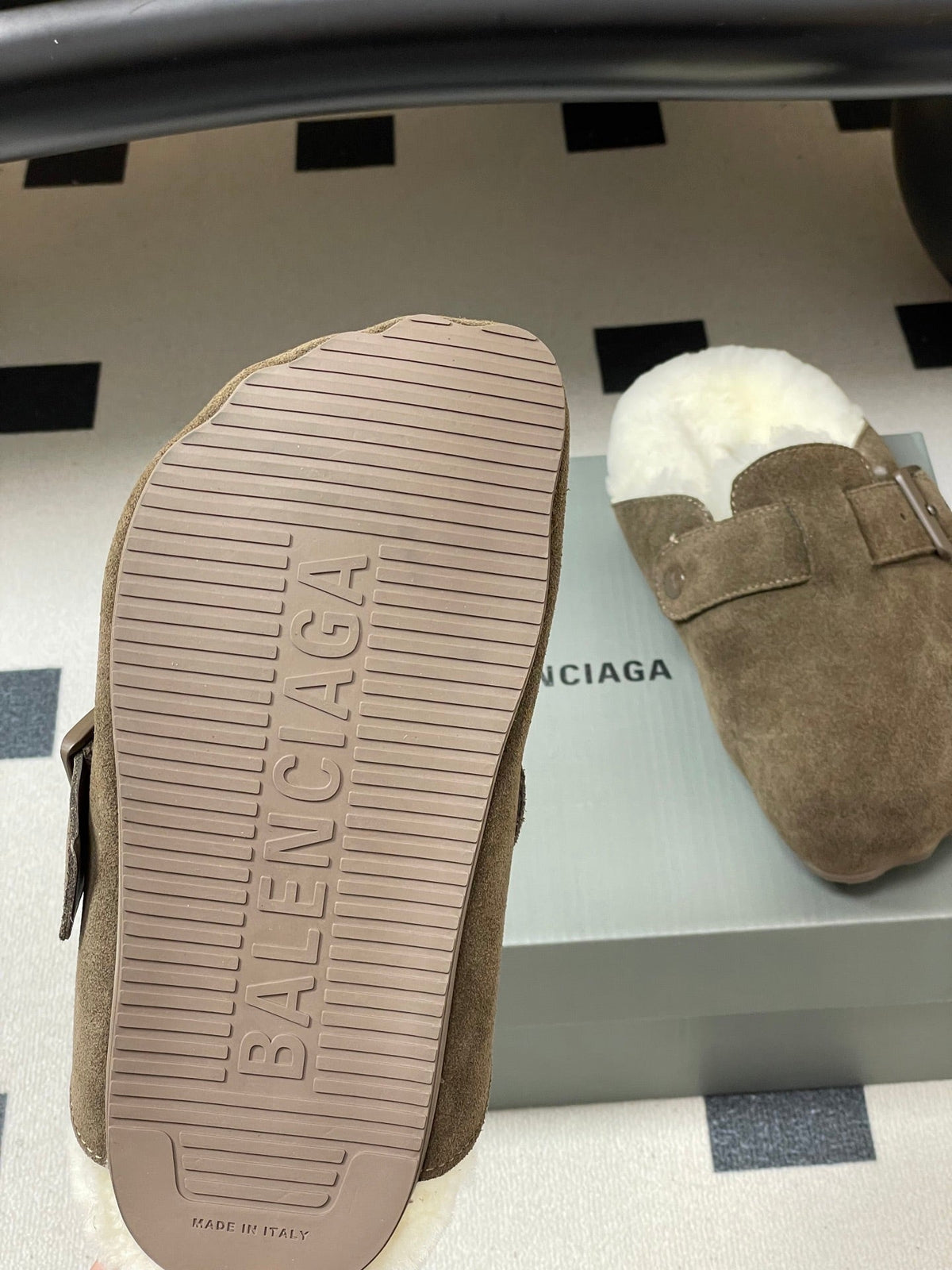 B-Sneakers