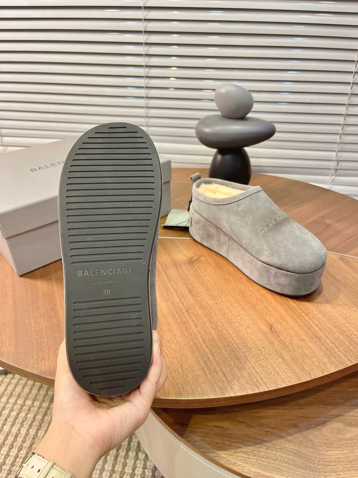 B-Sneakers