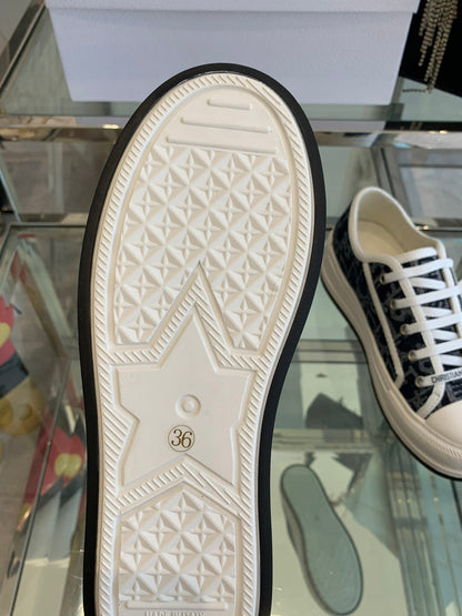 D-Sneakers