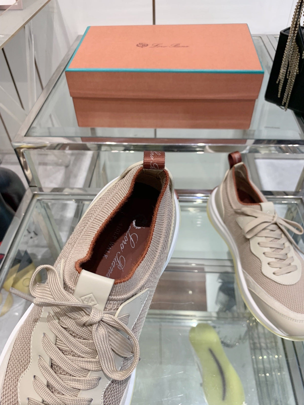 L-Sneakers