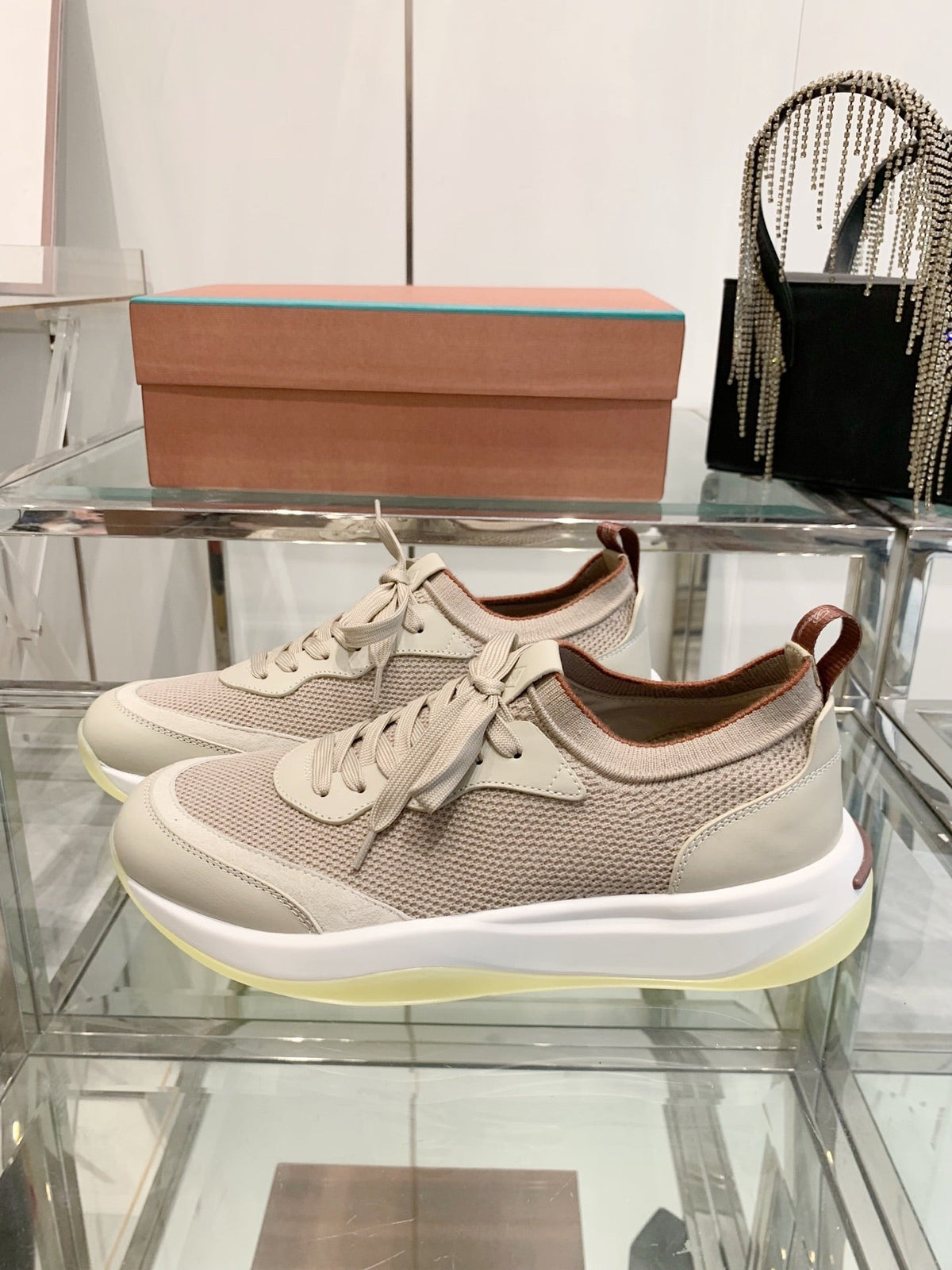 L-Sneakers
