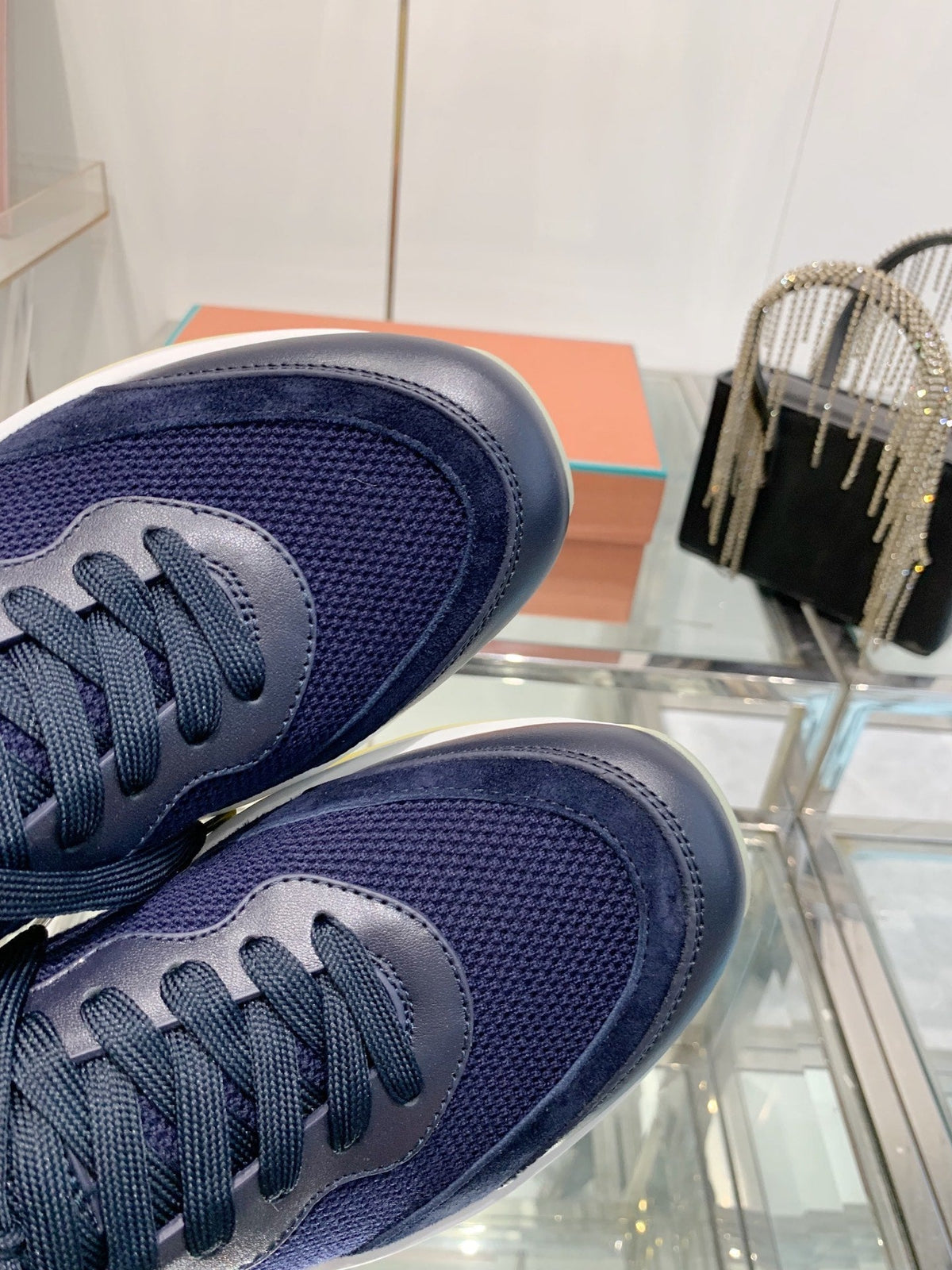 L-Sneakers